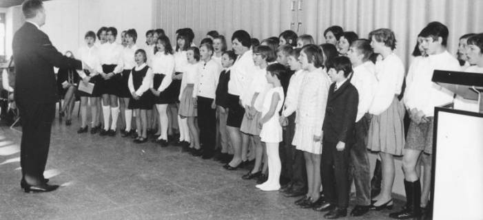 ARH Slg. Bartling 1759, Konzert eines größeren Kinderchores unter Leitung eines Mannes, Blick von rechts, 1969