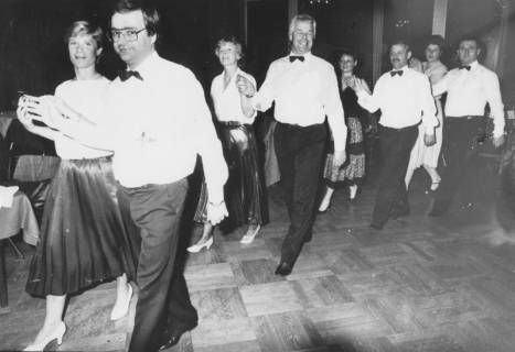 ARH Slg. Bartling 1773, Sechs Paare im Marsch bei einer feierlichen Polonaise (die Herren in weißem Hemd mit Fliege), Neustadt a. Rbge., um 1975
