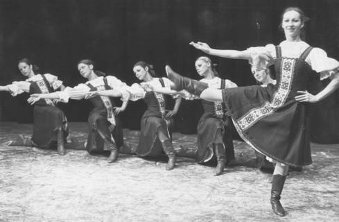 ARH Slg. Bartling 1781, Aufführung einer Volkstanzgruppe aus Russland in Nationaltracht auf der Bühne der Aula des Gymnasiums, Neustadt a. Rbge., 1971