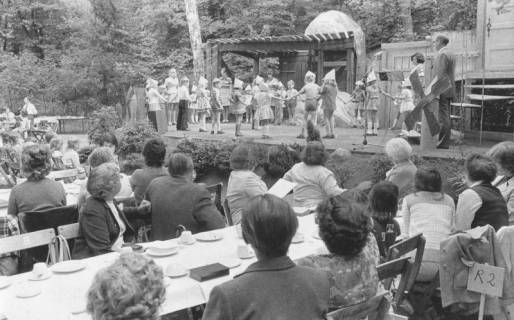 ARH Slg. Bartling 1790, Theateraufführung mit Kindern auf der Waldbühne in Otternhagen, Blick über die an Tischen sitzenden Zuschauer auf die Bühne, Otternhagen, 1974