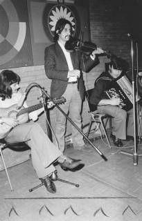ARH Slg. Bartling 1799, Auftritt einer dreiköpfigen Kapelle mit Gitarre, Geige und chromatisches Knopfakkordeon, Neustadt a. Rbge., 1974