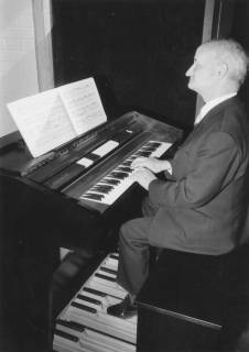ARH Slg. Bartling 1809, Konrektor Kunze beim Spiel auf einer elektronischen Orgel, Seitenansicht, Neustadt a. Rbge., um 1975