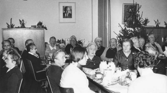 ARH Slg. Bartling 1864, Senioren an weihnachtlich geschmückter Kaffeetafel im DRK-Heim am Großen Weg, Neustadt a. Rbge., 1969