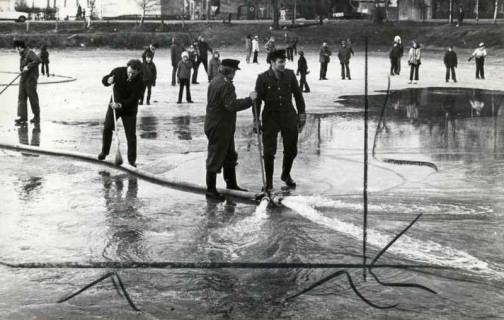 ARH Slg. Bartling 1875, Feuerwehr im kalten Winter beim Fluten des Dorfteichs für eine Schlittschuhbahn, Bordenau, 1973