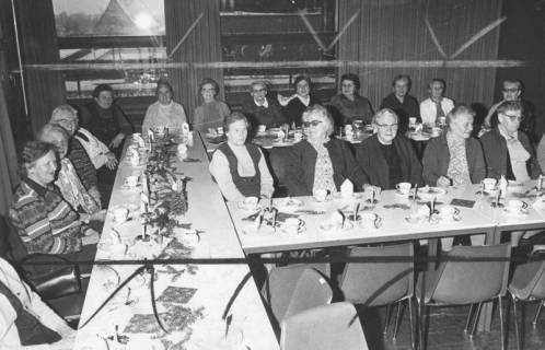 ARH Slg. Bartling 1883, Seniorinnen an adventlich geschmückten langen Kaffeetafeln sitzend im Freizeitzentrum, Neustadt a. Rbge., 1973