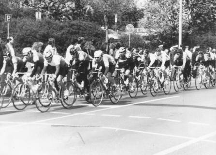 ARH Slg. Bartling 1900, Rennfeld von DDR-B-Radrennern (?) beim Straßenrennen, Neustadt a. Rbge., 1989