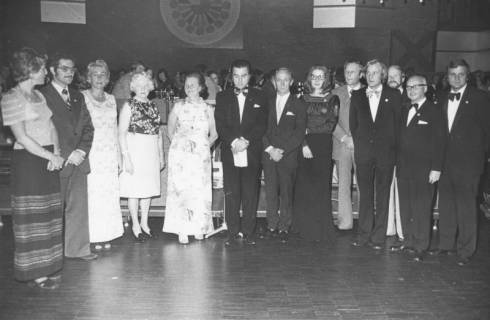 ARH Slg. Bartling 1908, Ehrung von dreizehn Mitgliedern während einer Festveranstaltung des TSV in festlicher Kleidung nebeneinander vor der Bühne des FZZ stehend, Neustadt a. Rbge., 1974