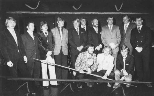 ARH Slg. Bartling 1918, Gruppenfoto mit nebeneinander stehenden und knienden Leichtathleten (mit quer gehaltenem Wurfspeer) im feierlichen Anzug, Neustadt a. Rbge., 1973