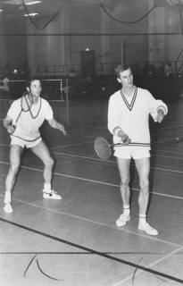 ARH Slg. Bartling 1921, Badmintonspieler beim Doppelspiel in einer Turnhalle, Neustadt a. Rbge., um 1970