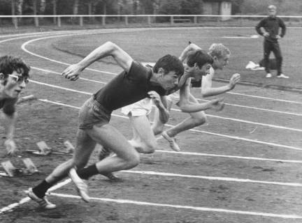 ARH Slg. Bartling 1939, Vier Sprinter beim Start auf der Laufbahn des TSV-Sportplatzes, Blick vom Außenrand, Neustadt a. Rbge., 1969