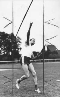 ARH Slg. Bartling 1941, Leichtathlet Liebe beim Abwurf eines Speers auf dem TSV-Sportplatz, Neustadt a. Rbge., 1970