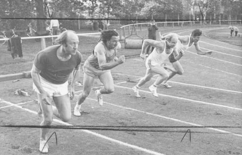 ARH Slg. Bartling 1944, Vier Senioren beim Start zum 75 m-Lauf (2 v. l.: Eugen Sühlo) auf dem TSV-Sportplatz, Neustadt a. Rbge., 1974