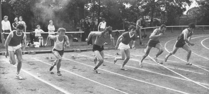 ARH Slg. Bartling 1945, Sechs junge Sprinter beim Start zum 100 m-Lauf auf dem TSV-Sportplatz, Blick vom Außenrand, Neustadt a. Rbge., 1972