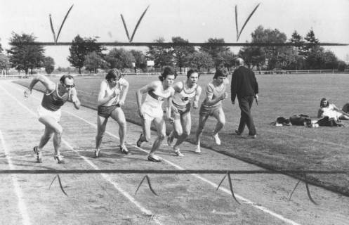 ARH Slg. Bartling 1946, Fünf Leichtathleten beim Start zum 800 m-Lauf beim Sportfest auf dem TSV-Sportplatz, Blick vom Außenrand, Neustadt a. Rbge., 1971