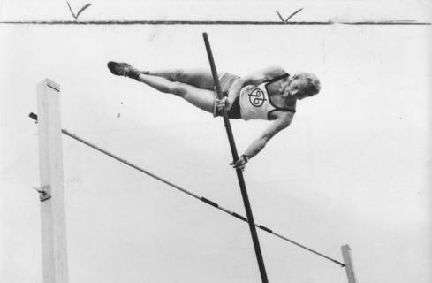 ARH Slg. Bartling 1949, Stabhochspringer (des Hannoverschen Sportvereins von 1896) beim Flug über die Latte beim TSV-Sportfest auf dem TSV-Sportplatz an der Lindenstraße, Neustadt a. Rbge., 1972
