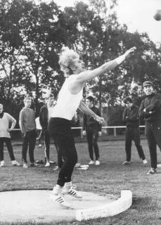 ARH Slg. Bartling 1951, Kugelstoßer Tybartz beim Abwurf der Kugel beim Sportfest des TSV auf dem Sportplatz an der Lindenstraße, Neustadt a. Rbge., 1970