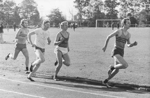 ARH Slg. Bartling 1952, Vier junge Leichtathleten beim 800 m-Lauf auf dem TSV-Sportplatz an der Lindenstraße, Neustadt am Rübenberge, 1974