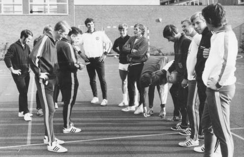 ARH Slg. Bartling 1956, Zwei Handball-Mannschaften auf dem Platz vor einer Turnhalle bei der Seitenwahl durch Münzwurf (?), Neustadt a. Rbge., 1970