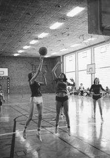 ARH Slg. Bartling 1957, Drei Frauen beim Basketballspiel in der TSV-Sporthalle, Neustadt a. Rbge., um 1975