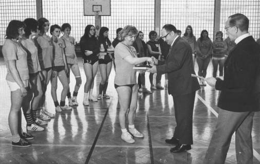 ARH Slg. Bartling 1960, Ehrung der Handballerinnen des TSV durch den Neustädter Bürgermeister Herbert Gubba in der TSV-Sporthalle, Neustadt a. Rbge., 1973