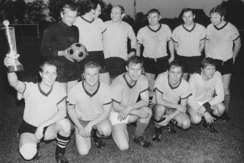 ARH Slg. Bartling 1976, Mannschaft des TSV Poggenhagen (nebeneinander kniend und stehend) mit Sieger-Pokal auf dem FC Wacker-Sportplatz, Neustadt a. Rbge., 1971