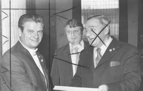 ARH Slg. Bartling 1985, Gruppenporträt von drei Männern nach Übergabe einer Urkunde (v. l.: N. N., Egon Krentel, 1. Vorsitzender des FC Wacker Erich Rudolph), 1974