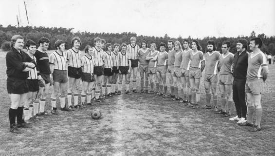 ARH Slg. Bartling 1988, Zwei Fußballmannschaften vor dem Anstoß am Mittelkreis nebeneinander aufgereiht und schräg einander gegenübergestellt, Blick von vorn, um 1970