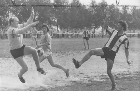 ARH Slg. Bartling 1990, Torszene mit Stürmer Verteidiger und Torwart, Blick von rechts, 1974