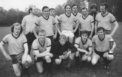 ARH Slg. Bartling 1997, Mannschaft des TSV Poggenhagen nebeneinander stehend und kniend mit dem Kreissparkassen-Pokal auf dem Sportplatz in Mandelsloh, 1972