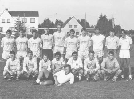 ARH Slg. Bartling 2005, Gruppenbild der Mannschaft des FC Wacker Neustadt mit Begleitern nebeneinander stehend und kniend auf dem Sportplatz, Neustadt a. Rbge., um 1975