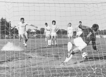 ARH Slg. Bartling 2006, Torschuss eines Stürmers des FC Wacker Neustadt, Blick durch das Netz des gegnerischen Tores, um 1975
