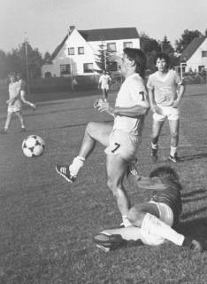 ARH Slg. Bartling 2007, Torwart am Boden liegend im Zweikampf mit einem Stürmer, um 1975