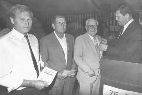 ARH Slg. Bartling 2010, Im Festzelt zum 75jährigen Bestehen des FC Wacker Neustadt vergibt Landrat Eberhard Wicke (r.) zwei älteren Herren eine Anstecknadel, Neustadt a. Rbge., ohne Datum