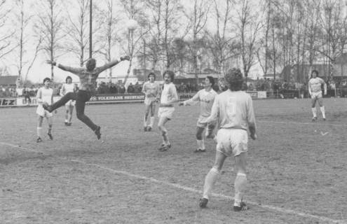 ARH Slg. Bartling 2011, Torszene im Strafraum mit vielen Spielern und einem Torwart, der sich nach dem Ball streckt, Blick von der Torlinie rechts neben dem Tor nach links, um 1975