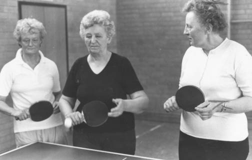 ARH Slg. Bartling 2029, Drei ältere Tischtennisspielerinnen mit Schlägern beim Spiel am Tisch, um 1975