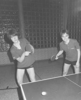 ARH Slg. Bartling 2030, Zwei junge Tischtennisspieler des TSV Neustadt (links M. Koppetsch und rechts T. Franke) beim Spiel am Tisch in der Schneerener Turnhalle?, Schneeren?, um 1985