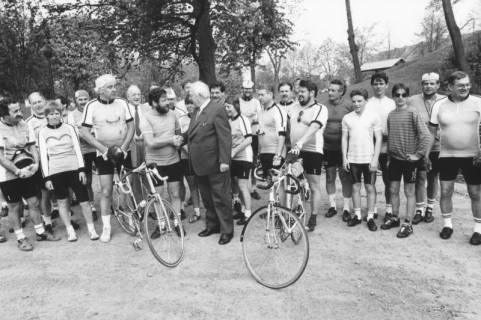 ARH Slg. Bartling 2037, Begrüßung einer Gruppe von Radfahrerinnen und Radfahrern aus La Ferté-Macé am Erichsberg durch Bürgermeister Henry Hahn, Neustadt a. Rbge., um 1985