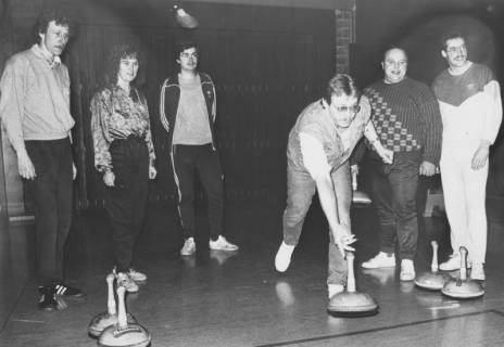 ARH Slg. Bartling 2047, Eine Gruppe von sechs Freizeitsportlern beim Stockschießen in einer Sporthalle, um 1975