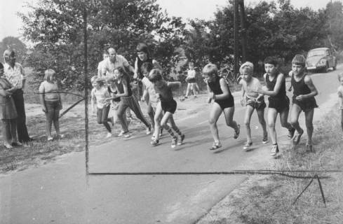 ARH Slg. Bartling 2057, Start von sechs Schülerinnen und Schülern zum Leichtathletik-Wettlauf auf der Straße neben dem Sportplatz, Scharrel, 1974