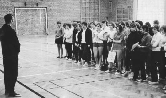 ARH Slg. Bartling 2066, Überreichung von Pokal und Urkunden an eine größere Gruppe von Sportlerinnen in der TSV-Sporthalle durch Friedrich Hoffmeyer (Eilvese, l.), Neustadt a. Rbge., 1970