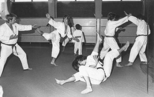 ARH Slg. Bartling 2074, Zweikampf-Training der Karateka im Karate-Gi des OYAMA-Karate-Kai in einer Sporthalle, 1974