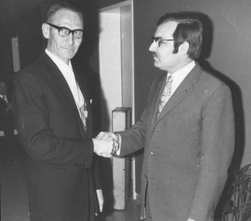 ARH Slg. Bartling 2079, Gratulation per Handschlag für Dr. Walter Hoffmeister (l.) durch Kreisdirektor Wolfgang Kunze , 1971