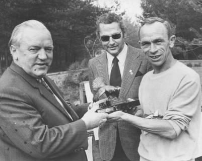 ARH Slg. Bartling 2082, Überreichung des Birkhahn-Lauf-Wanderpreises an den Neustädter Oberturnwart Kurt Rohde (r.) durch den Neustädter Landrat Friedrich Meyer, in der Mitte zuschauend mit Sonnenbrille Eugen Sühlo, 1971