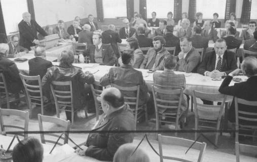 ARH Slg. Bartling 2085, Jahreshauptversammlung des Sportkreises Neustadt im Hotel Scheve, Blick über die an weiß gedeckten Tischen sitzenden Teilnehmer*innen, Redner am Pult links der Vorsitzende des Landessportbundes Albert Lepa (+ 1991), Neustadt a. Rbge., 1974