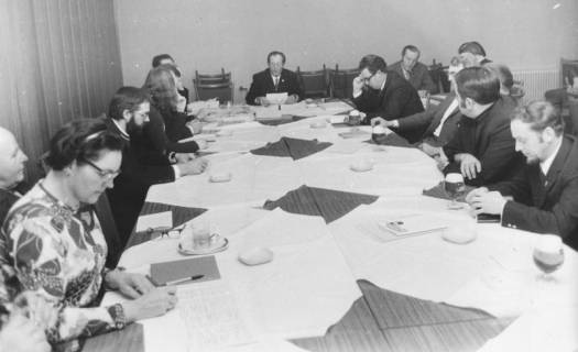 ARH Slg. Bartling 2087, Versammlung des Kreis-Leichtathletikverbandes, Blick auf die an einem großen Tisch sitzenden Teilnehmer*innen, am Kopf der Kreisvorsitzende Hans Knull, vorn links die Übungsleiterin Liselotte Haarstrick (Havelse), Neustadt a. Rbge., 1972