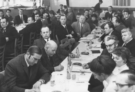 ARH Slg. Bartling 2088, Jubiläumsveranstaltung im Hotel Scheve, Blick auf die an weiß gedeckten Tischen sitzenden, herschauenden Teilnehmer*innen, Neustadt a. Rbge., 1972