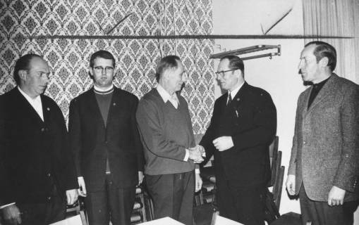 ARH Slg. Bartling 2091, Gruppenporträt von fünf Männern in der Garderobe einer Gaststätte, Gratulation des Hans Krull (? 2. v. r.) durch den Sportwart des Kreissportbundes Heinz Borsum (Mitte), 1971