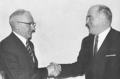 ARH Slg. Bartling 2096, Doppelporträt der beiden ehem. Fußballer Heinz Göing, Havelse, (l.) und Friedel Kück, Luthe, sich die Hand reichend, 1970