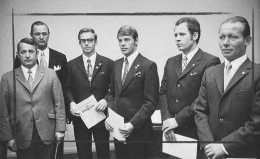 ARH Slg. Bartling 2103, Gruppenporträt mit sechs Männern, nebeneinander stehend nach Erhalt einer Urkunde des Niedersächsischen Fußballverbandes (v. l.: Mehnert, Hermann Ehlers, N. N. ...), 1971