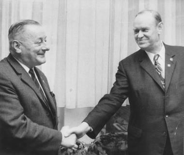 ARH Slg. Bartling 2105, Handschlag zwischen Herbert Scheve (r.) und Erich Rudolph, 1972